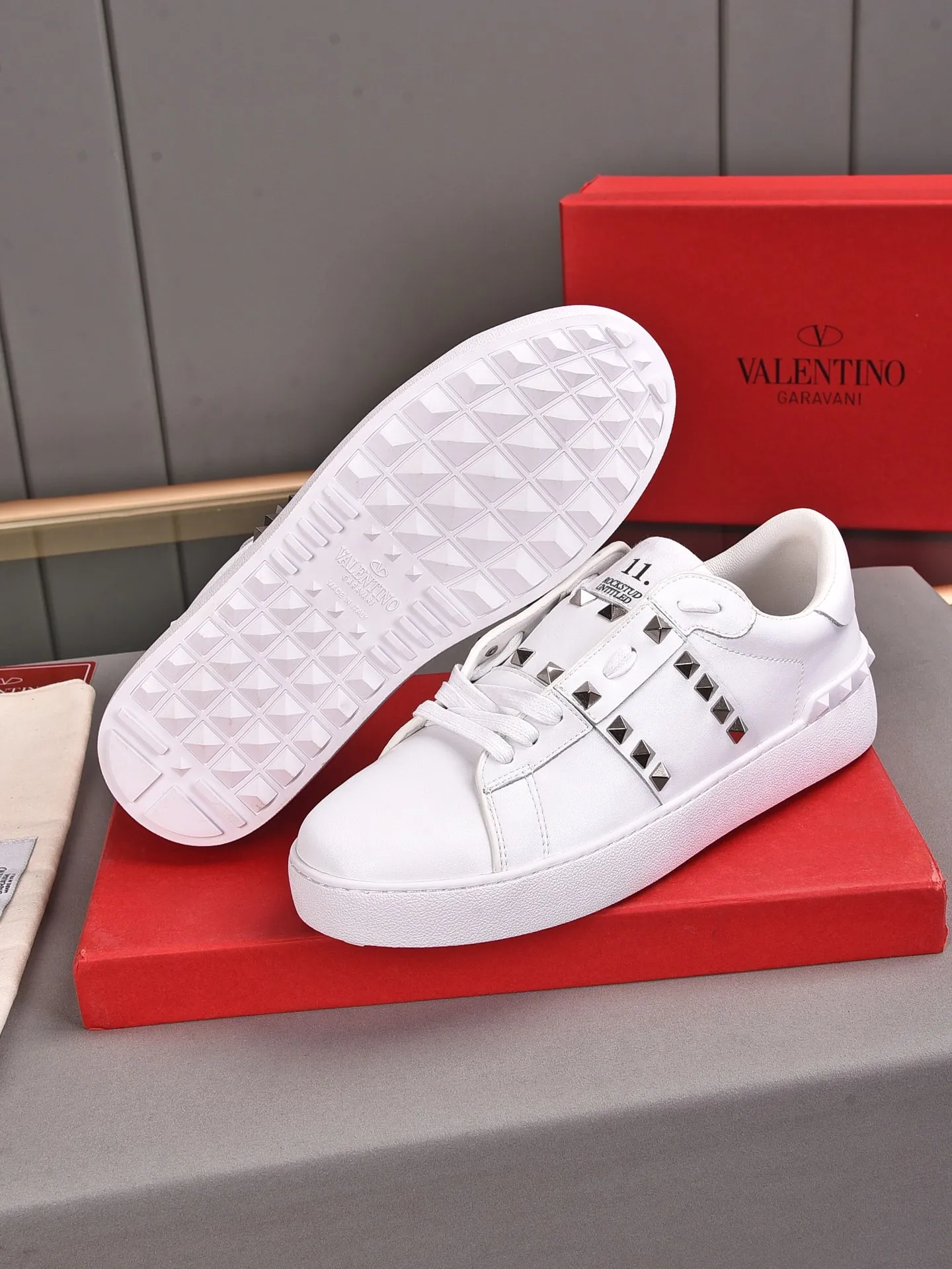 Men's shoes 440💰 (men and women couples) Valentino classic color matching series casual shoes. Made with heavy craftsmanship, good products pay attention to every detail. A must-have trendy item that can be worn all year round, it has been worn by many celebrities and Internet celebrities~~Imported cowhide surface, unique design concept, sheepskin lining, counter quality. Women’s clothing 35-40. Men’s clothing 39-44, 45-46 (returns and exchanges are not supported for custom-made items)
